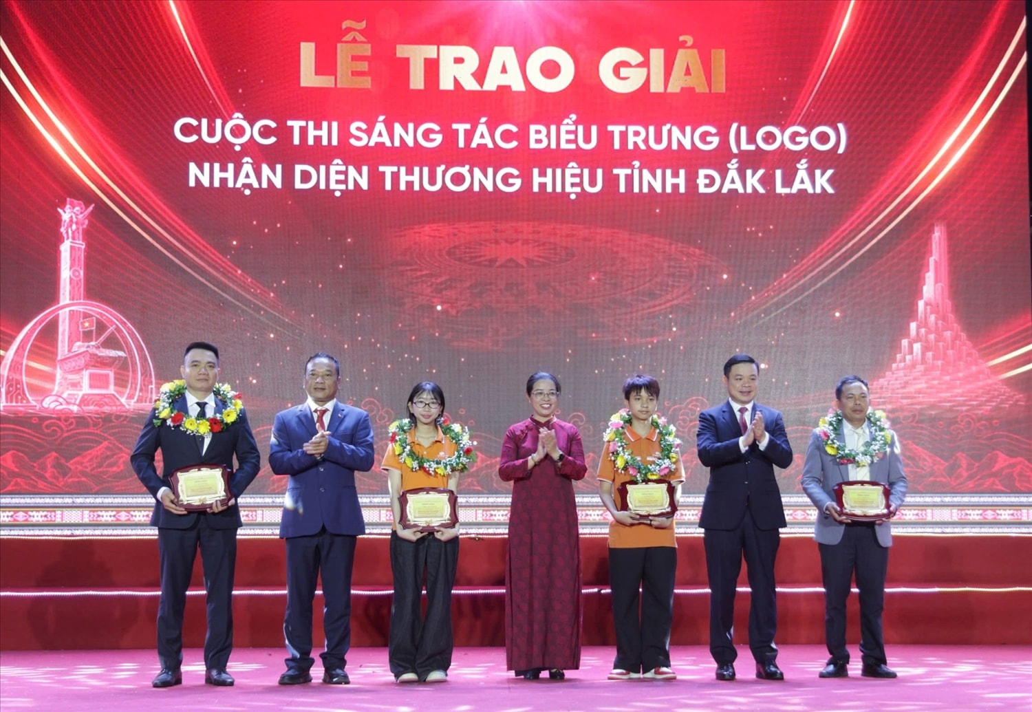 Ban tổ chức trao giải khuyến khích cho các tác giả
