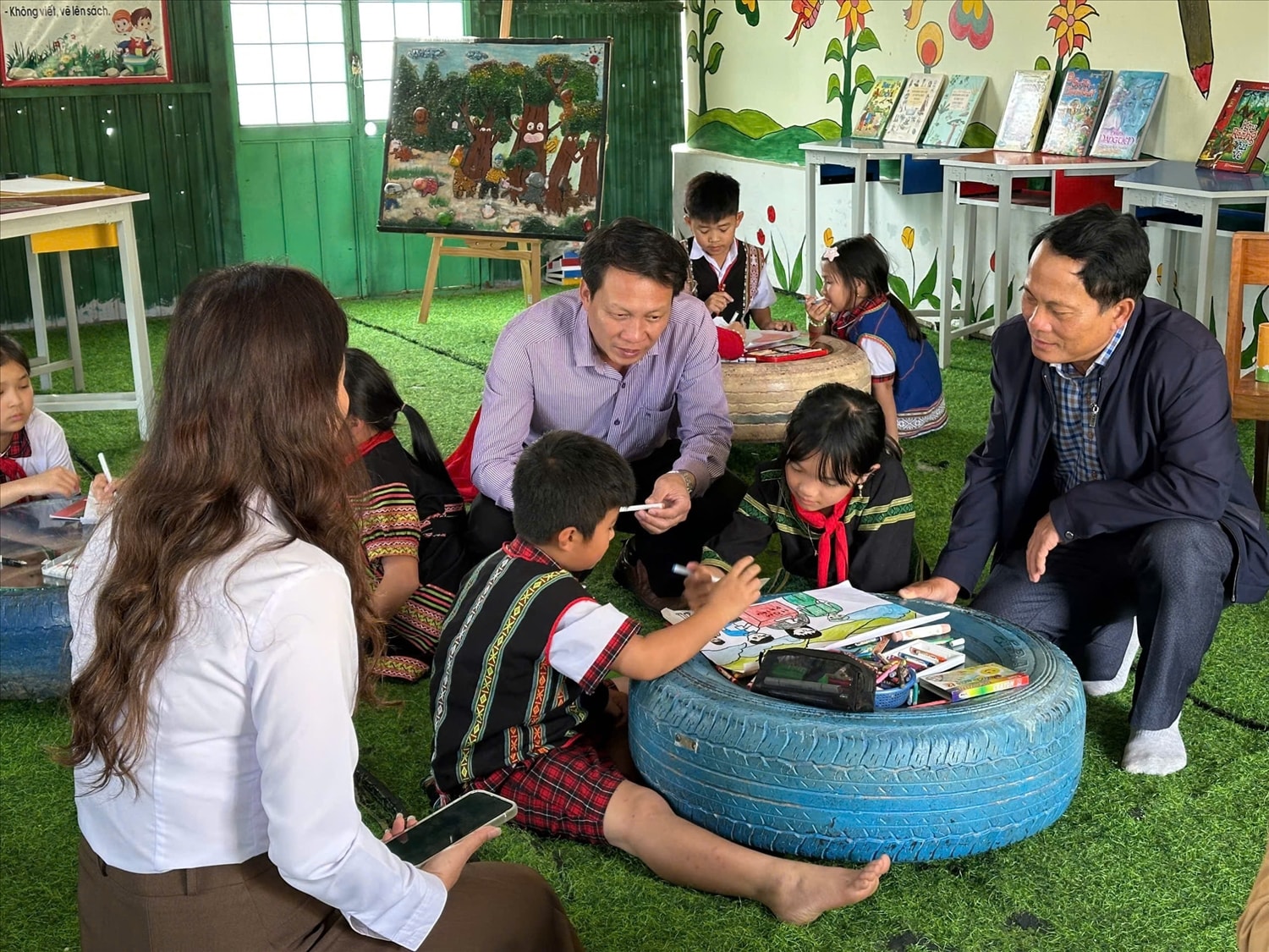 Lãnh đạo xã Tu Mơ Rông trực tiếp đến các trường học kể cho các em học sinh nghe về những kỳ bầu cử trước đây, không khí rộn ràng của ngày bầu cử để các em có thêm tư liệu sáng tác 