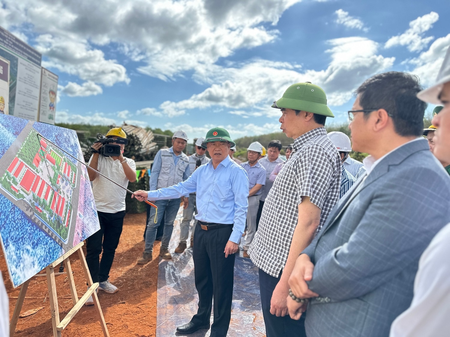 Bí thư Tỉnh ủy Gia Lai Thái Đại Ngọc (thứ 3 từ phải sang) kiểm tra tiến độ thi công Trường Phổ thông nội trú liên cấp Tiểu học và THCS xã Ia Pnôn. (Ảnh: H.D)