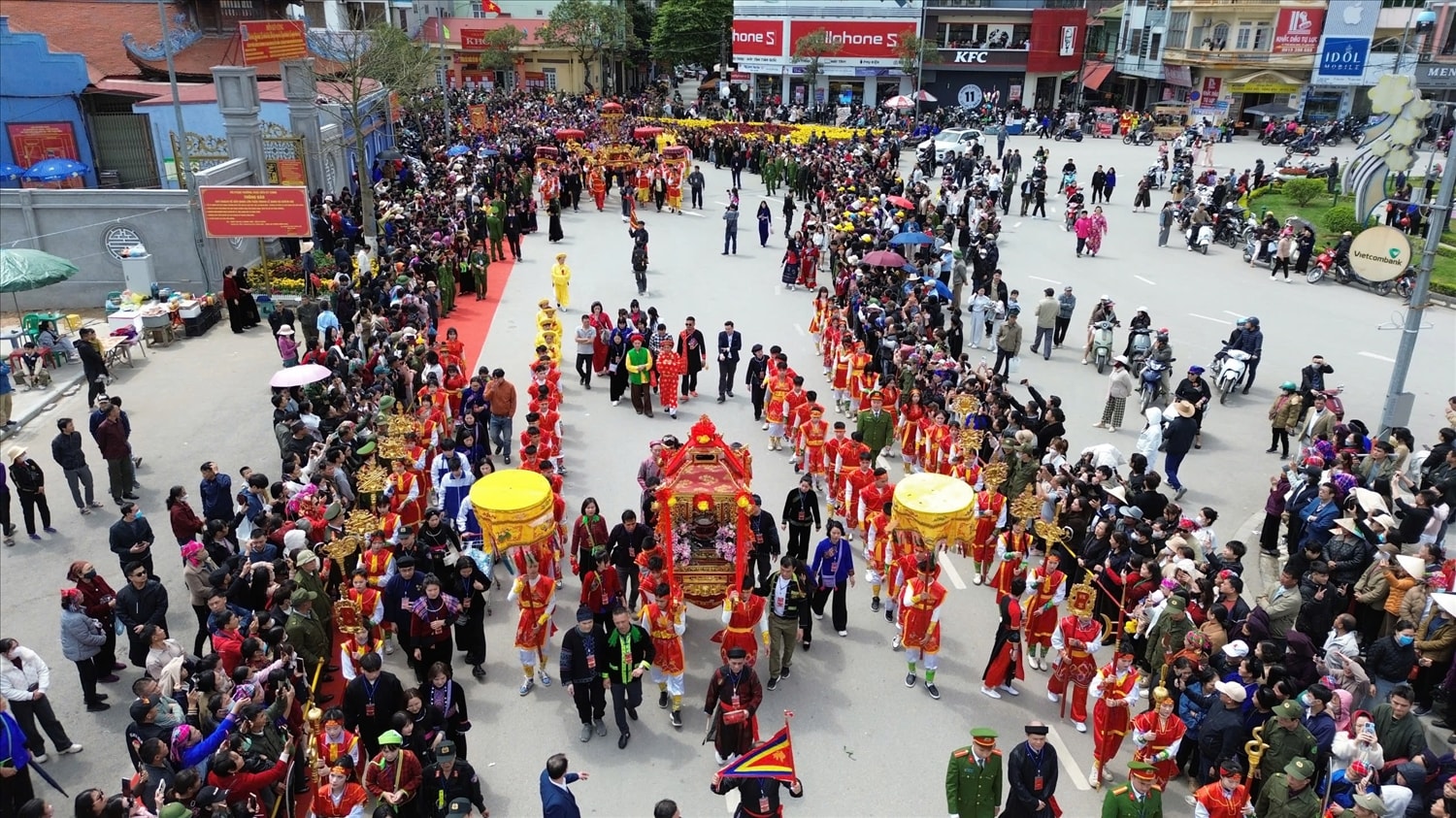 Lễ hội thu hút đông đảo khách đến thăm quan, chiêm bái