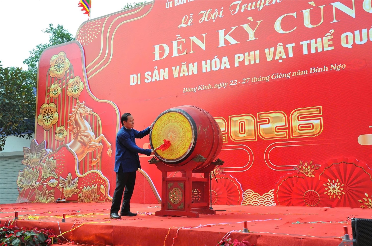 Ông Phùng Quang Hội, Bí thư Đảng ủy phường Đông Kinh, tỉnh Lạng Sơn đánh trống khai hội  Lễ hội Đền Kỳ Cùng