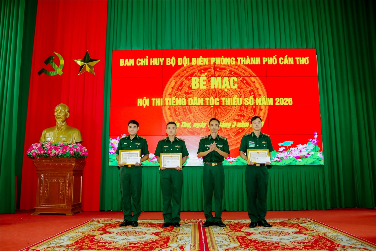 Thượng tá Nguyễn Thanh Đừng trao giấy khen cho các tập thể, cá nhân đạt thảnh tích cao 