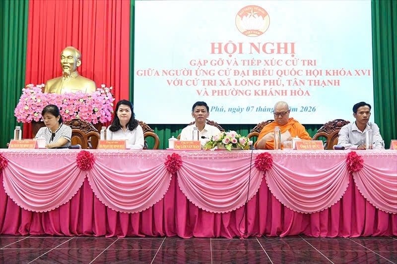 Thượng toạ Lý Đức (thứ hai, từ phải qua) ứng cử đại biểu Quốc hội Khóa XVI đơn vị số 6, TP. Cần Thơ 