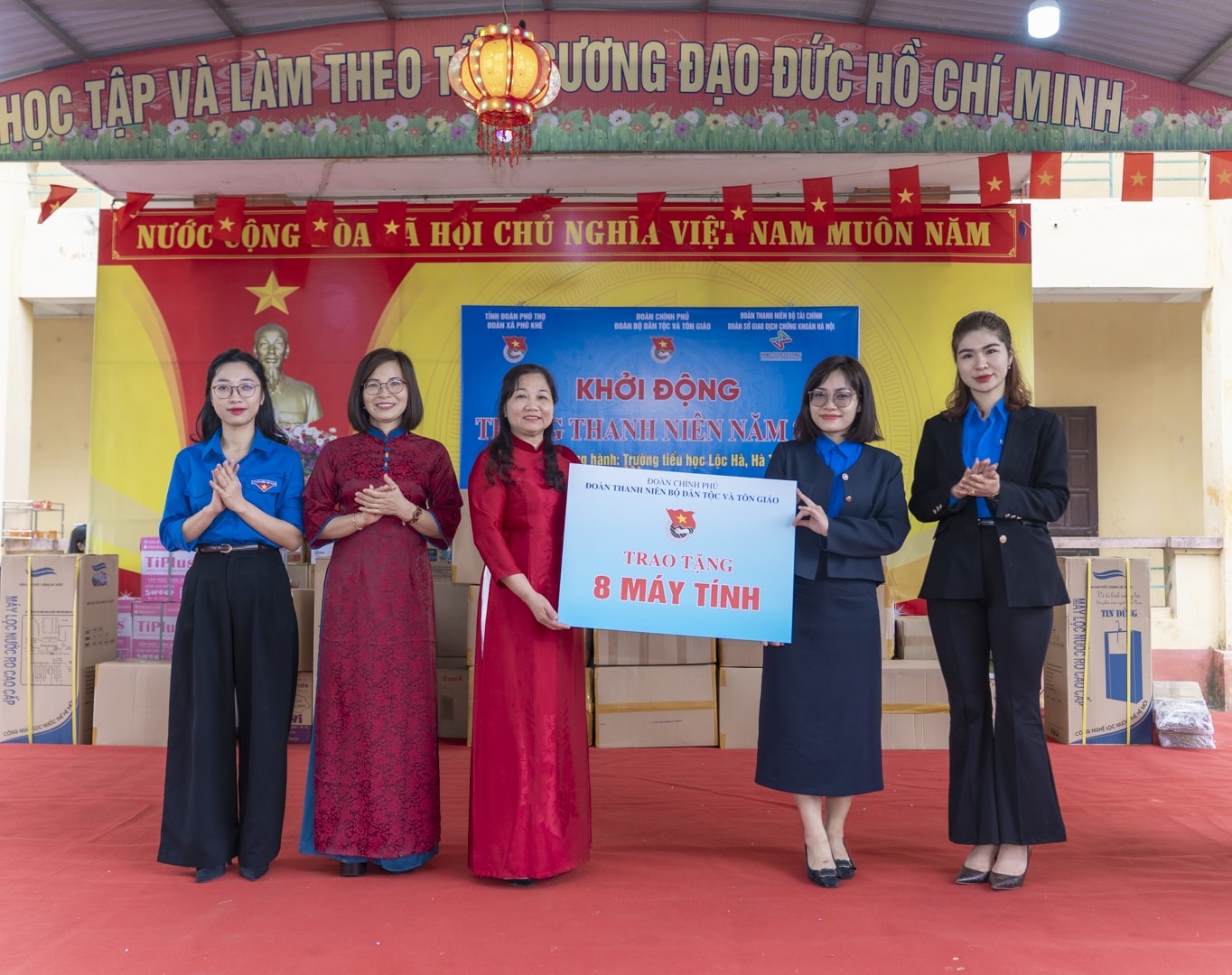 Đồng chí Đinh Thị Phúc, Ủy viên BCH Đảng bộ, Bí thư Đoàn Thanh niên Bộ Dân tộc và Tôn giáo (thứ 2 từ phải sang), cùng các đơn vị tài trợ trao quà cho trường Tiểu học Yên Tập (xã Phú Khê)