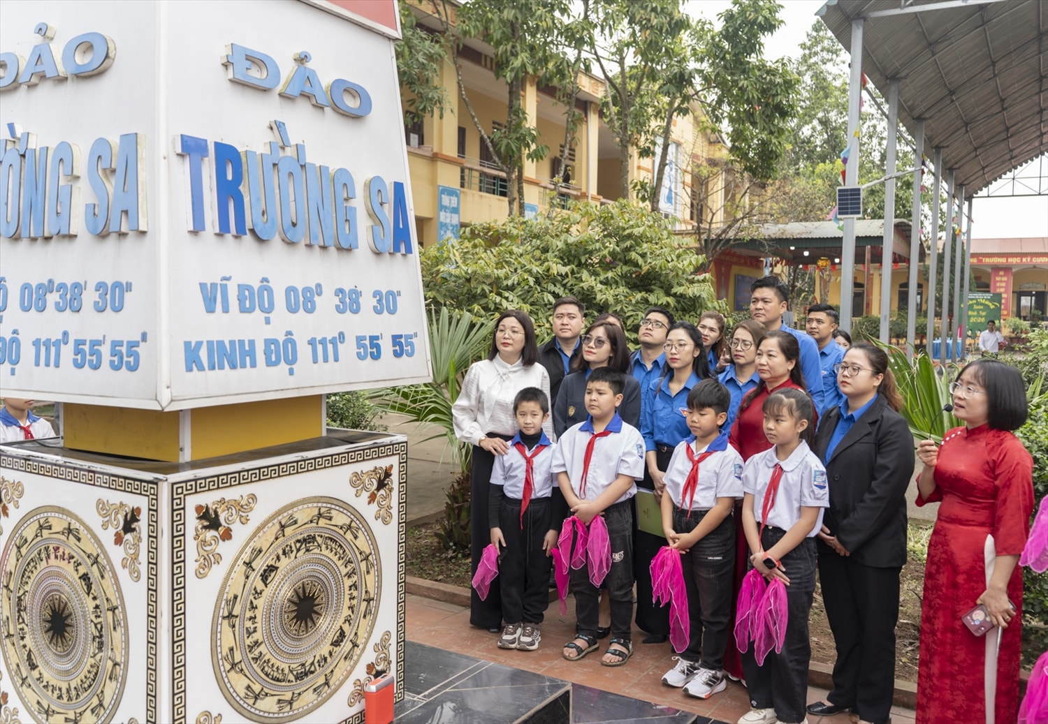 Bên cạnh các hoạt động an sinh, đoàn viên thanh niên còn được nghe tuyên truyền về chủ quyền biển đảo Việt Nam, phổ biến Luật Biển Việt Nam. Qua đó, khơi dậy lòng yêu nước, ý thức bảo vệ vững chắc biên giới và phát triển kinh tế biển bền vững trong thế hệ trẻ.