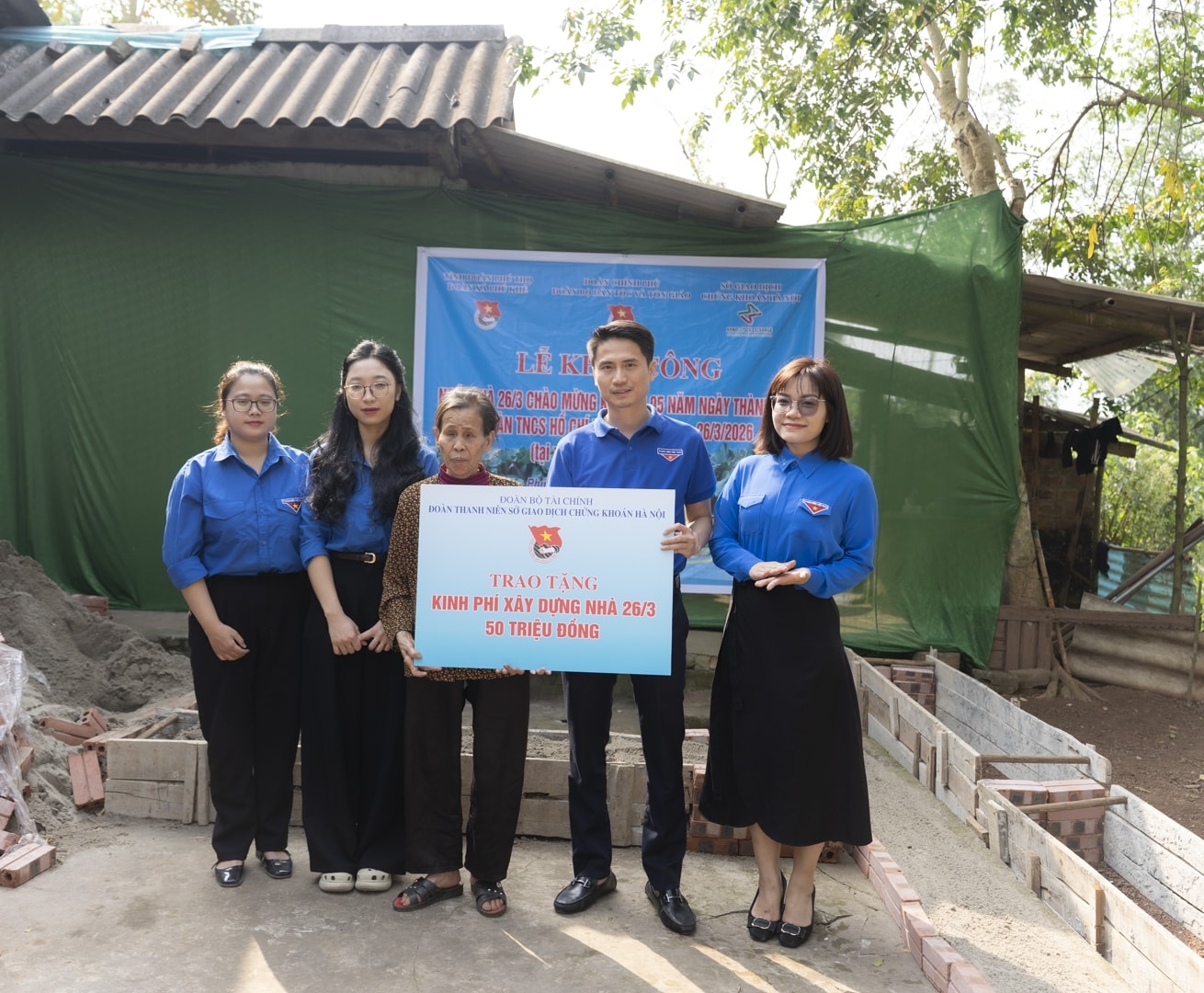 Cũng trong khuôn khổ chương trình, đoàn đã trao kinh phí hỗ trợ 50 triệu đồng để xây dựng Nhà 26/3 cho gia đình bà Phạm Thị Hoàn tại xã Phú Khê và tiến hành lễ khởi công xây dựng.