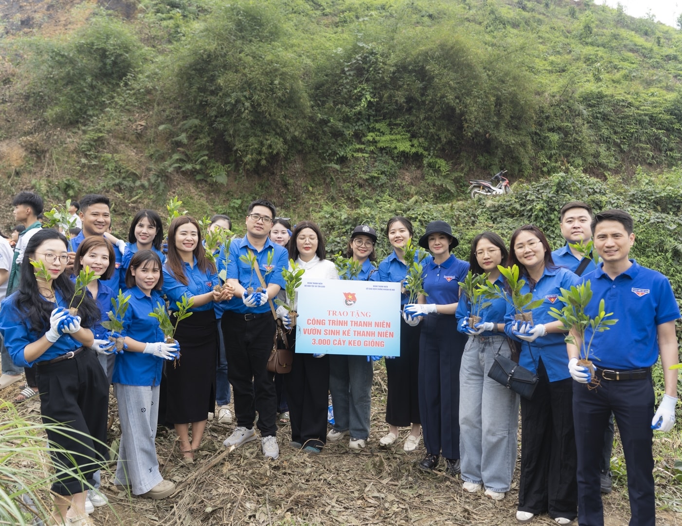 Trao tặng công trình thanh niên và vườn sinh kế thanh niên