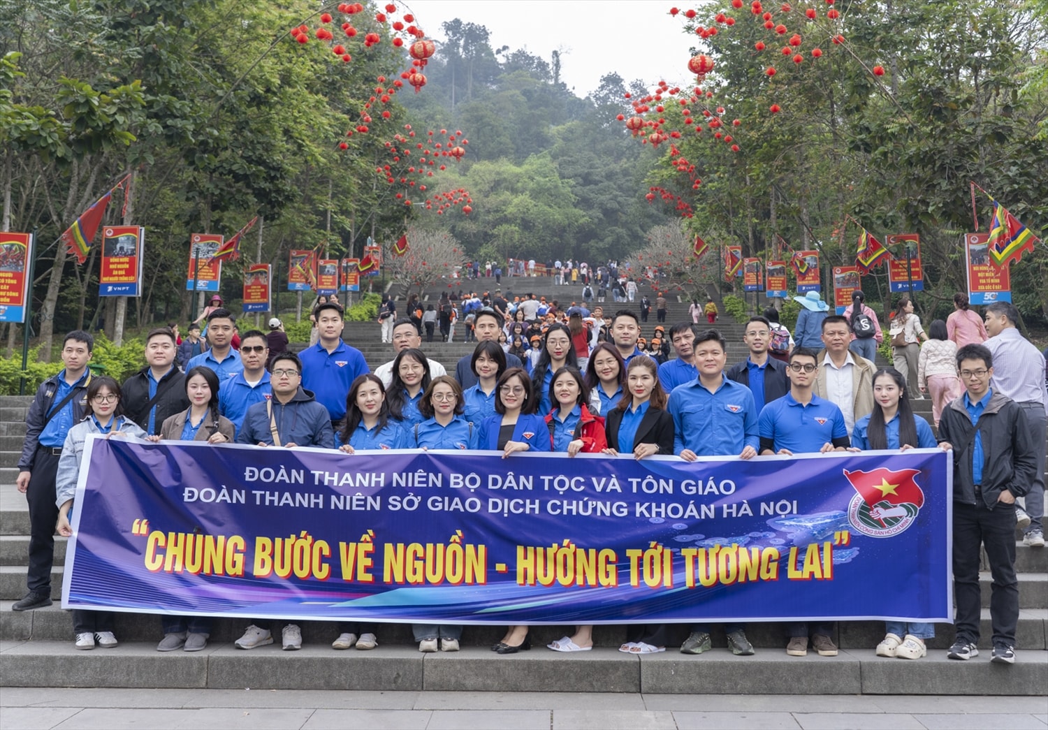 Khép lại hành trình ý nghĩa, đoàn đã tổ chức chương trình Về nguồn tại Khu di tích lịch sử Đền Hùng. 