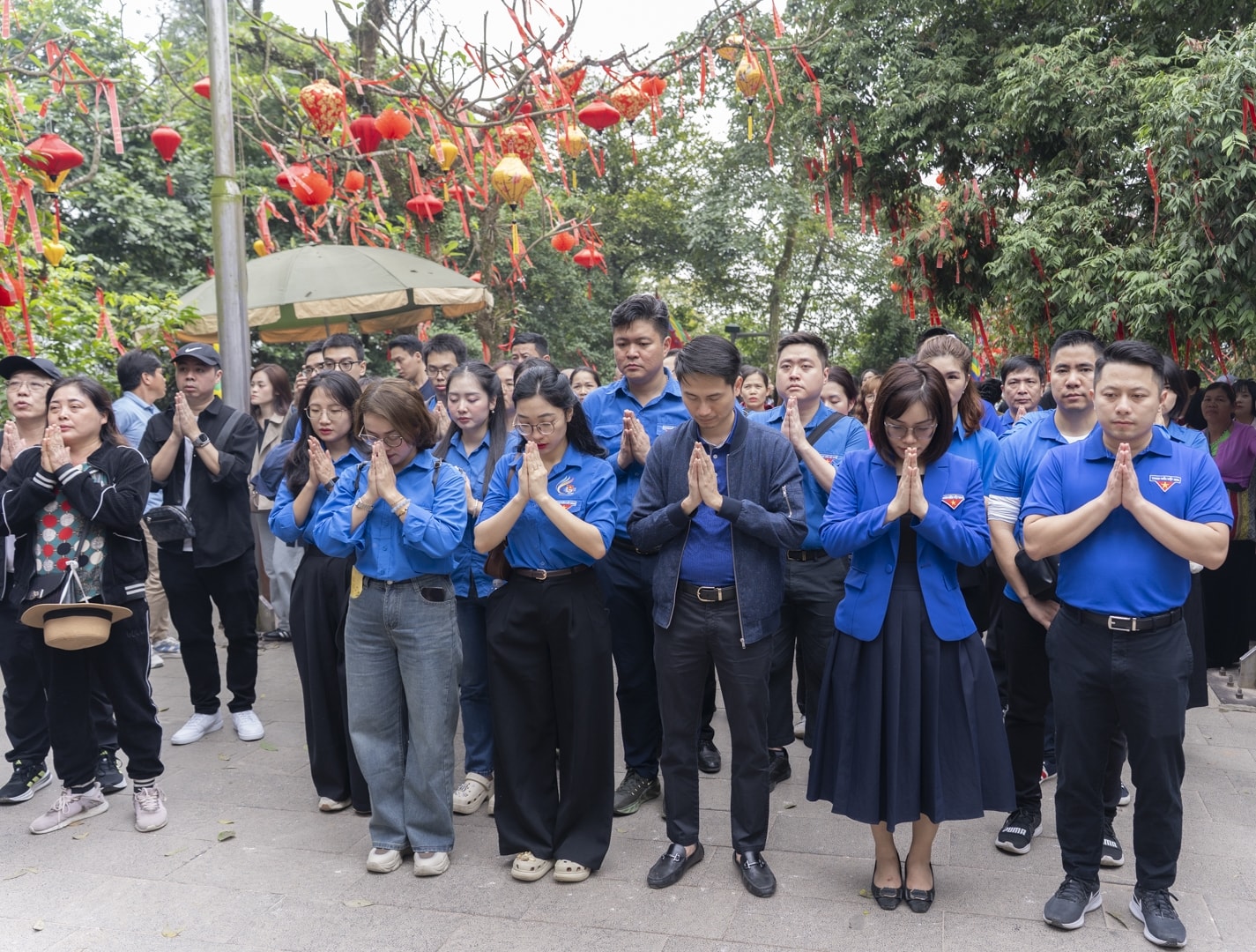 Trong không khí trang nghiêm, các đoàn viên đã thực hiện lễ dâng hương, báo công trước anh linh các Vua Hùng. Trước Tiên Tổ, tuổi trẻ hai đơn vị nguyện đoàn kết, thống nhất, phát huy vai trò xung kích của thanh niên trong sự nghiệp xây dựng và bảo vệ Tổ quốc.