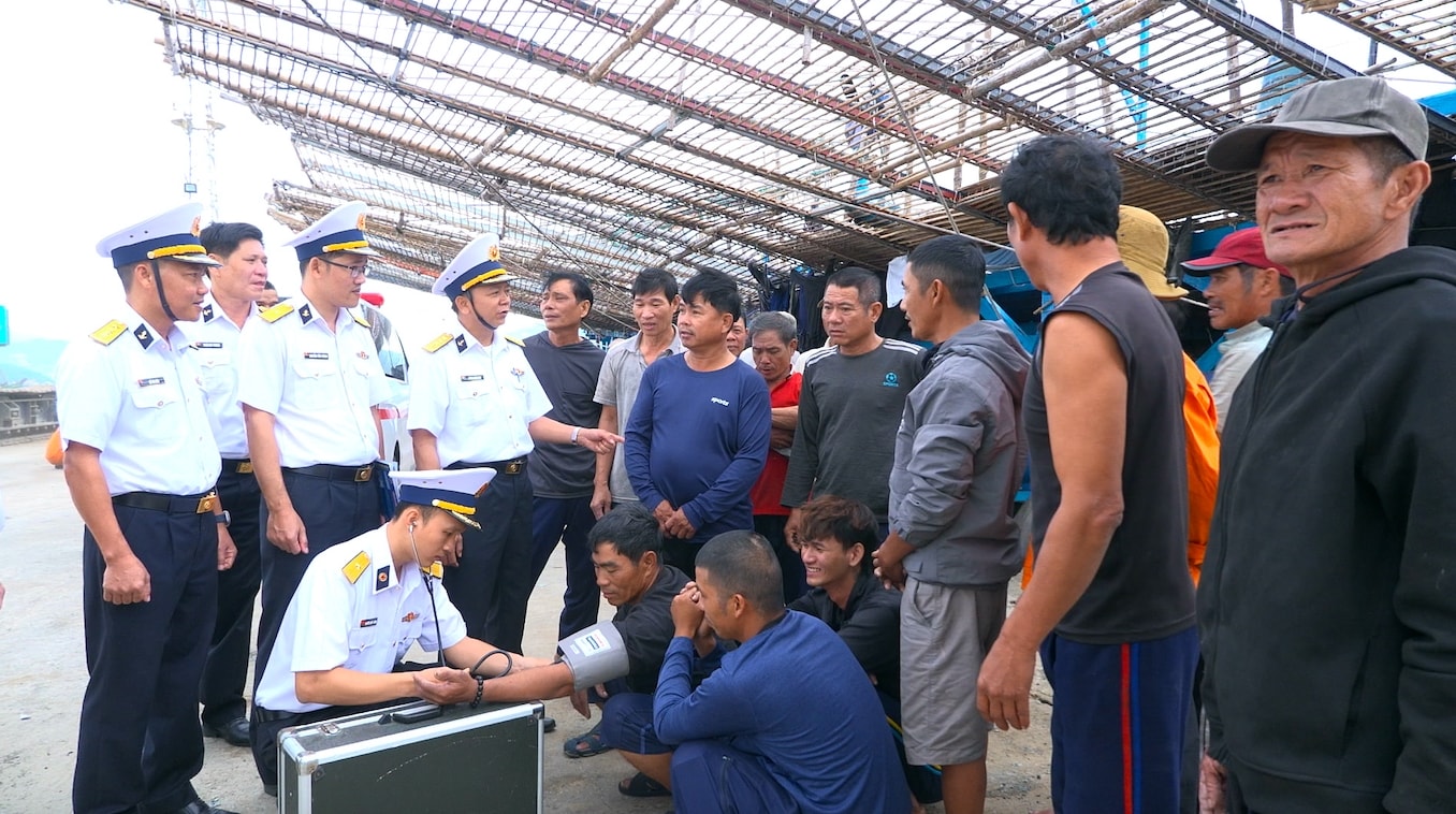 Cán bộ chiến sĩ Hải quân tiến hành kiểm tra sức khoẻ cho các ngư dân Quảng Ngãi. (Ảnh: ĐVCC)