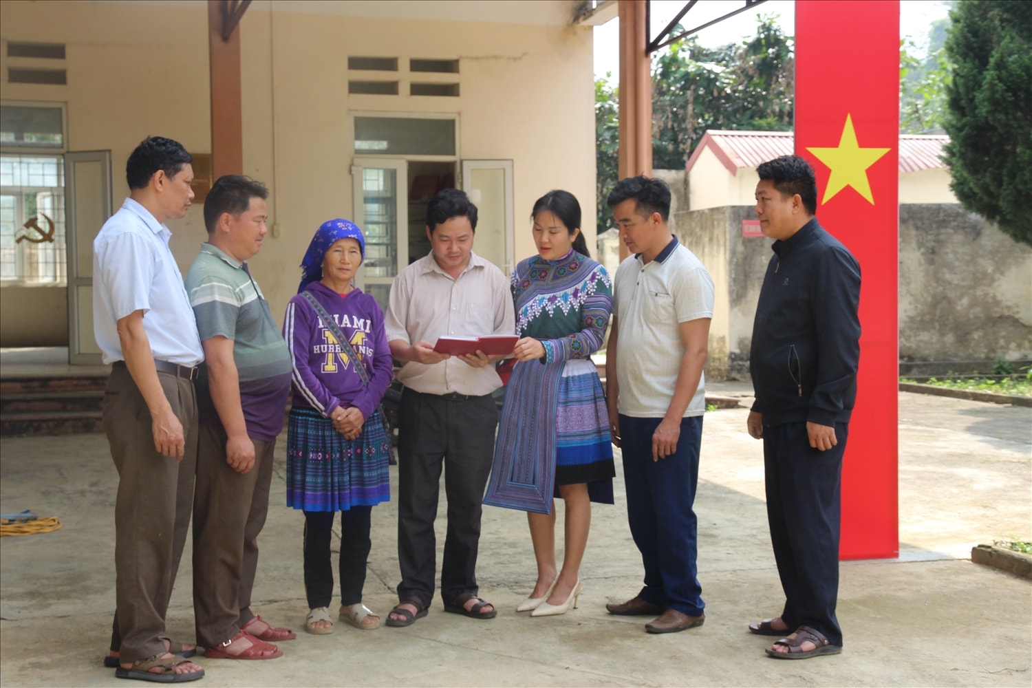 Đội ngũ cán bộ DTTS ở cơ sở ngày càng được nâng cao về trình độ, đáp ứng yêu cầu nhiệm vụ trong tình hình mới (Ảnh Trọng Bảo)
