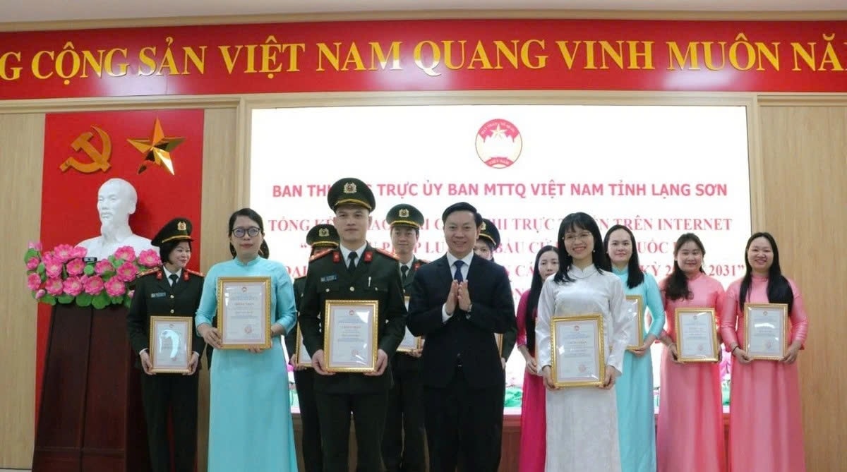 Ông Nguyễn Hoàng Tùng, Phó Chủ tịch Thường trực Ủy ban MTTQ Việt Nam tỉnh Lạng Sơn, trao giải Nhất cho các cá nhân.