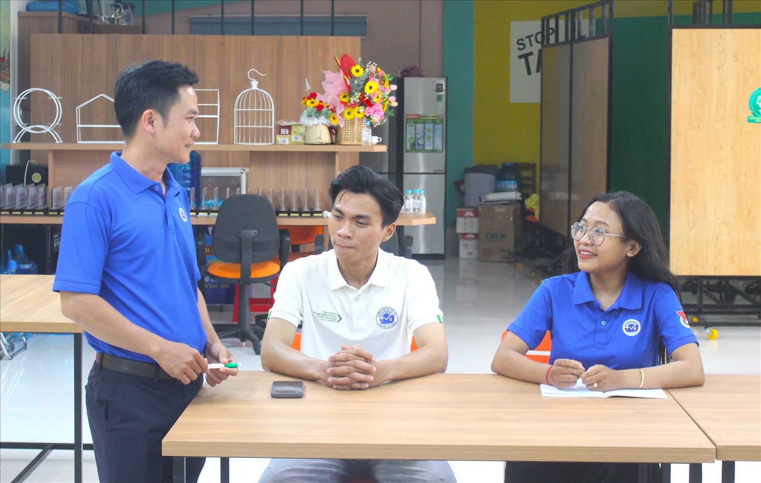 Đoàn Thanh niên và Hội Sinh viên Đại học Trà Vinh đã tổ chức nhiều buổi tuyên truyền về bầu cử. Trong ảnh: Anh Nguyễn Đình Chiểu (ngoài cùng bên trái) đang giới thiệu về các ứng cử viên cho em  Kim Thị Thanh Xuân (ngoài cùng bên phải)