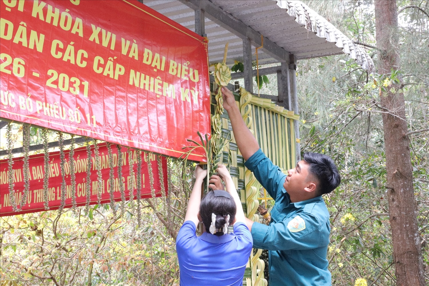 Những tàu lá dừa được kết thành cổng chào đón cử tri tại điểm bỏ phiếu số 11, xã Vĩnh Bình, tỉnh An Giang