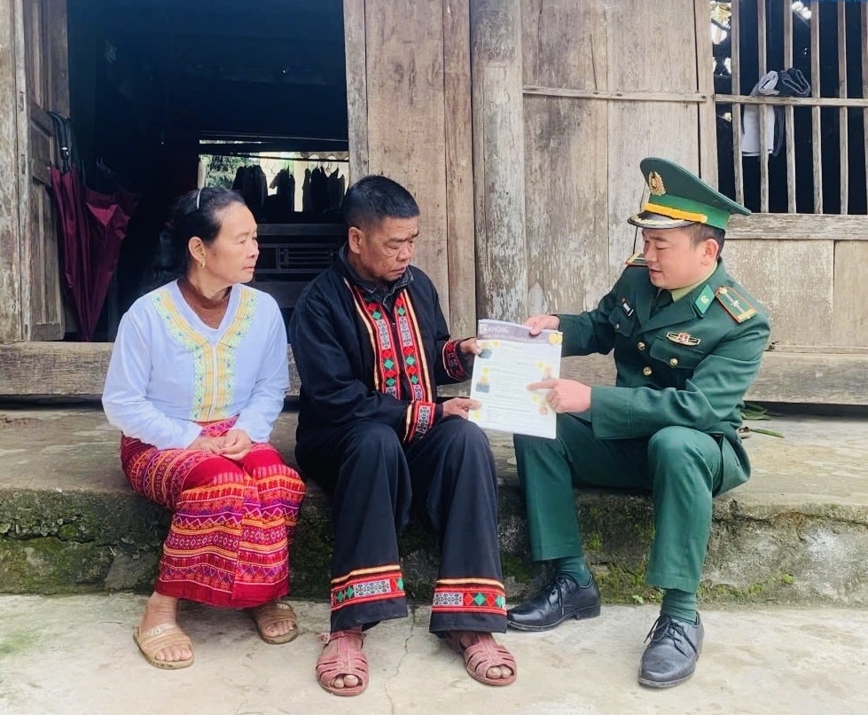 Thiếu tá Đoàn Văn Tiệp, Tổ trưởng Tổ công tác Biên phòng bản Rào Tre tuyên truyền về công tác bầu cử cho đồng bào Chứt
