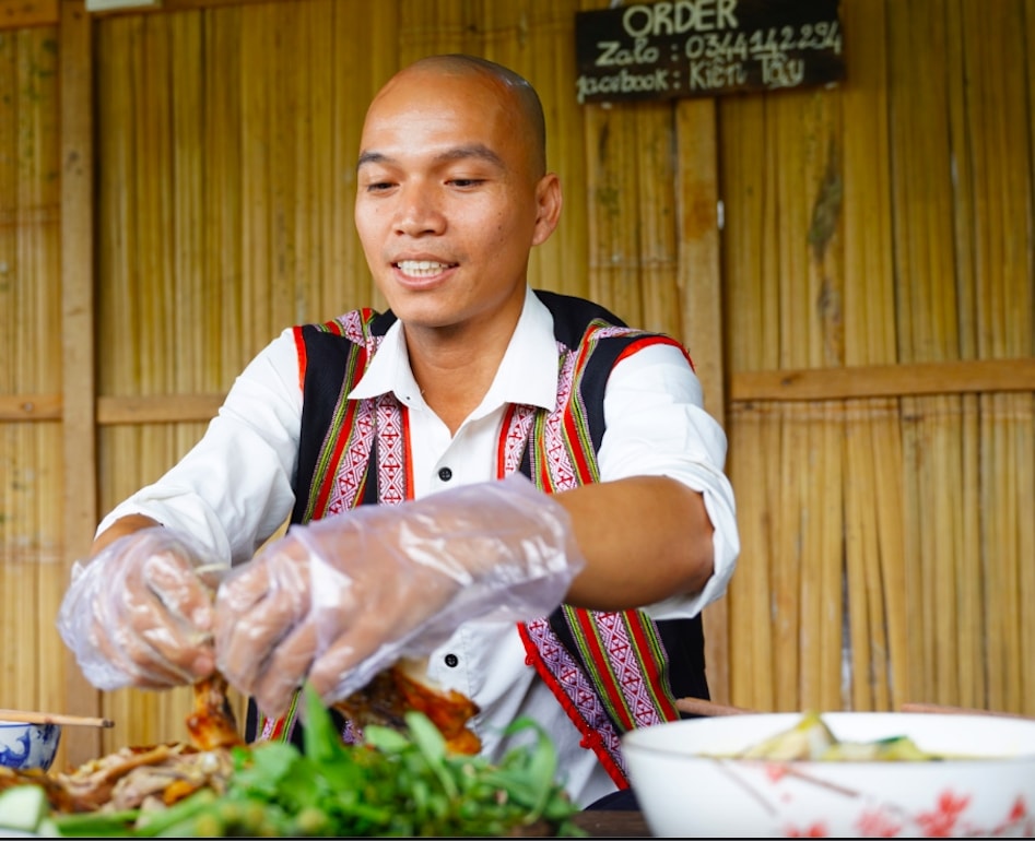 Anh Đinh Văn Kiên tự tay chế biến đồ ăn để phục vụ di khách. (Ảnh: NVCC)