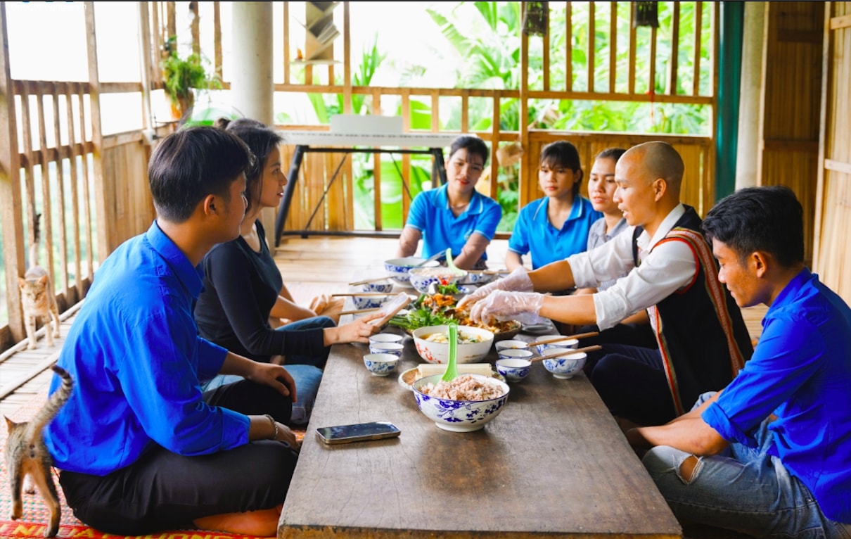 Vừa phục vụ đồ ăn cho khách, anh Kiên vừa kể những câu chuyện mang đậm bản sắc văn hoá của dân tộc mình. (Ảnh: NVCC)