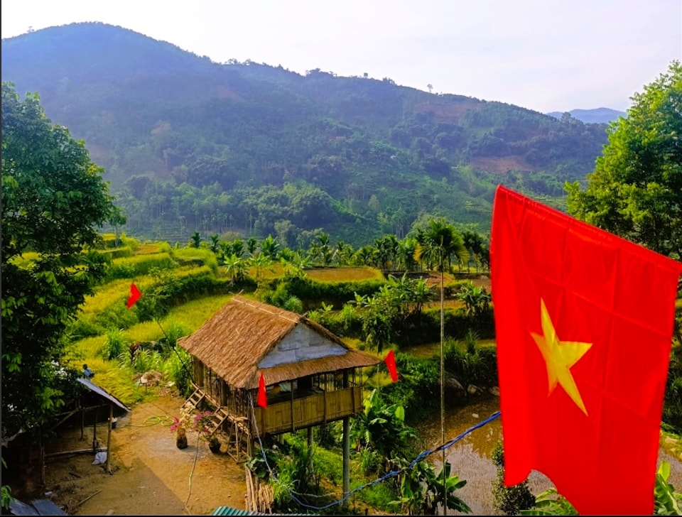 Những ngôi nhà sàn theo phong cách truyền thống của người Ca Dong được anh Kiên xây dựng để phục vụ di khách. (Ảnh: (NVCC)