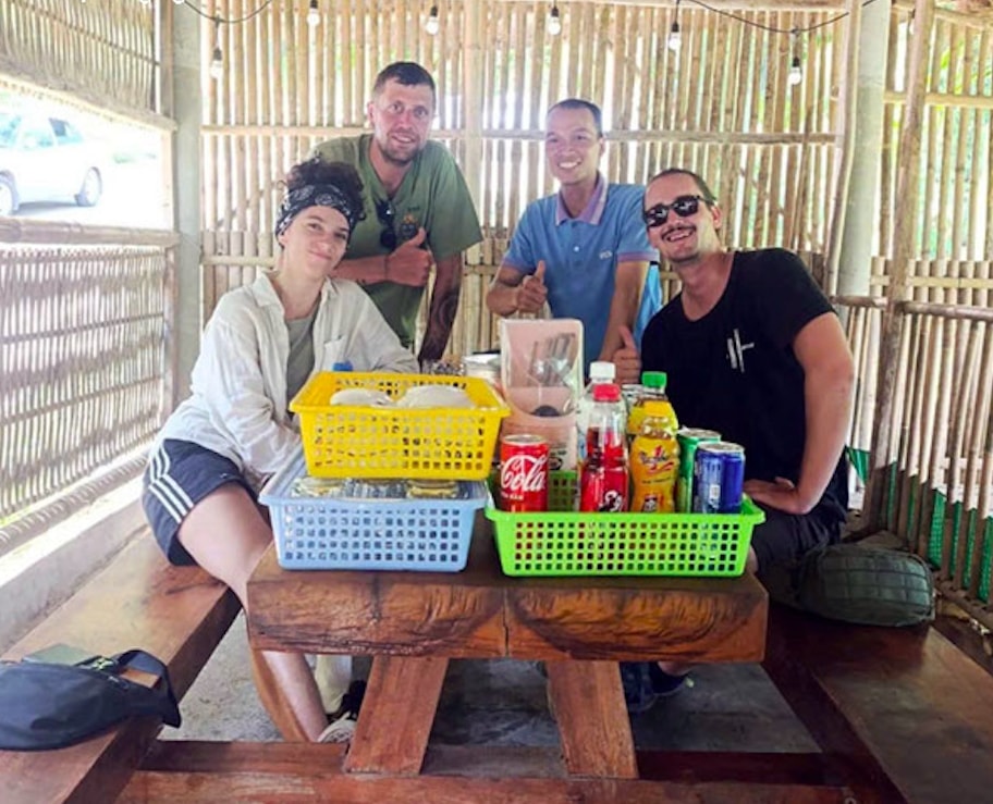 Nhiều du khách nước ngoài cũng tìm đến homestay của anh Kiên để khám phá văn hoá truyền thống của người Ca Dong. (Ảnh: NVCC)