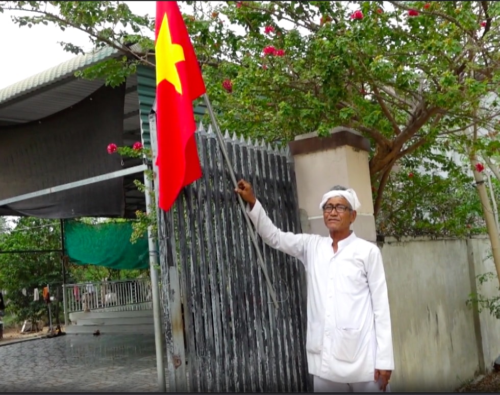 Đồng bào Chăm tổ dân phố Lương Tri, phường Đô Vinh, tỉnh Khánh Hoà treo cờ Tổ quốc trước ngày bầu cử. (Ảnh: V.G)