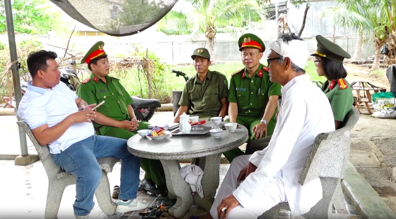 Lực lượng chức năng cùng chính quyền địa phương tuyên truyền về bầu cử cho đồng bào Chăm. (Ảnh: V.G) 