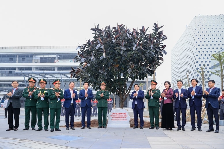 Thủ tướng Chính phủ Phạm Minh Chính trồng cây lưu niệm tại trụ sở Tập đoàn Công nghiệp - Viễn thông Quân đội (Viettel) - Ảnh: VGP/Nhật Bắc