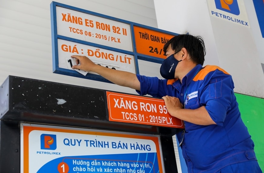 Giá xăng giảm sốc sau chuỗi tăng nóng (Ảnh IT)
