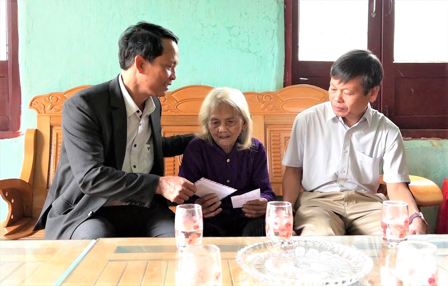 Lãnh đạo xã Tu Mơ Rông thăm hỏi, phát thẻ cử tri cho Mẹ Việt Nam anh hùng Y Tría