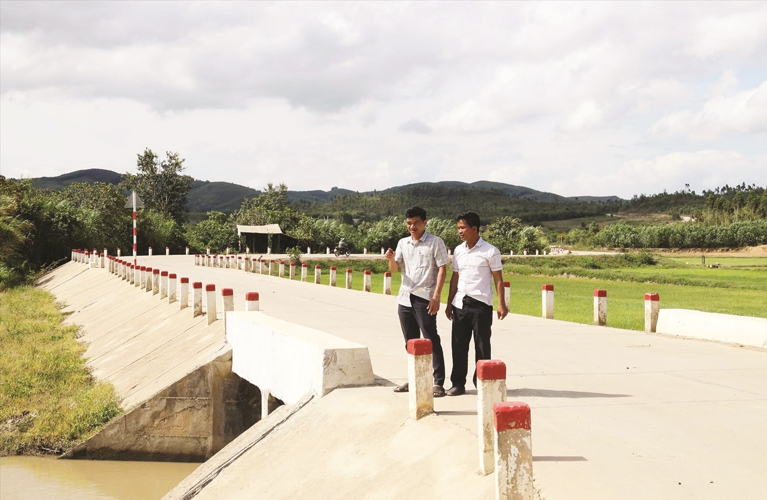 Tuyến đường từ buôn đã đi khu sản xuất và hệ thống kênh mương thủy lợi nâng giá trị sản xuất cho người dân buôn Tliêr