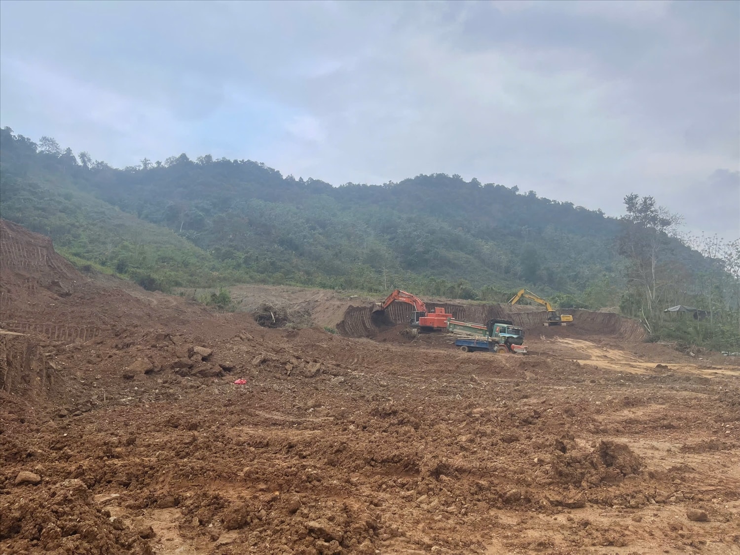 San gạt, tạo mặt bằng thi công tại dự án xây dựng Trường PTNTLC TH&THCS xã Tam Thái