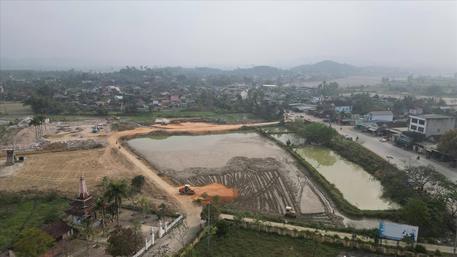 Hối hả trên công trình xây dựng Trường PTNTLC TH&THCS xã Anh Sơn