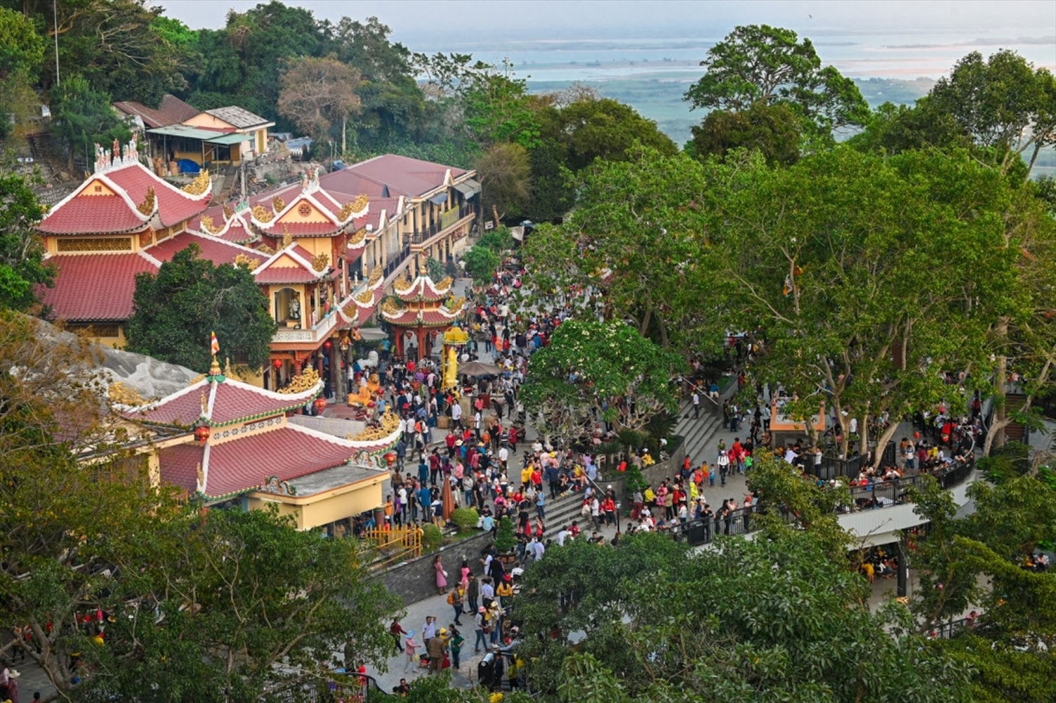 Linh Sơn Tiên Thạch Tự thu hút lượng lớn tín đồ hành hương đến chiêm bái mỗi năm. (Ảnh: Sưu tầm)