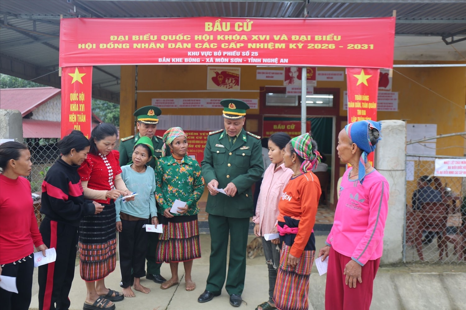 Cán bộ Biên phòng hướng dẫn người dân Đan Lai bỏ phiếu đúng quy định tại điểm bỏ phiếu số 25 bản Khe Búng, xã Môn Sơn, tỉnh Nghệ An - Ảnh: T.H