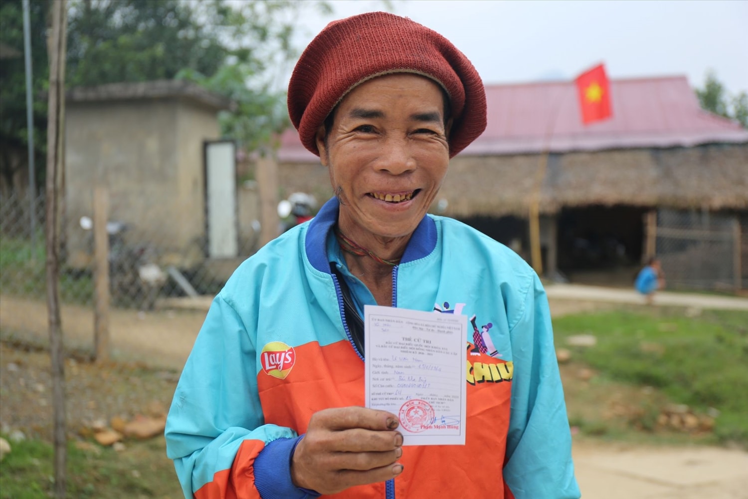 Ông La Văn Nam, người dân bản Khe Búng, xã Môn Sơn hồ hởi cầm thẻ cử tri đi bầu cử - Ảnh: Thanh Hải
