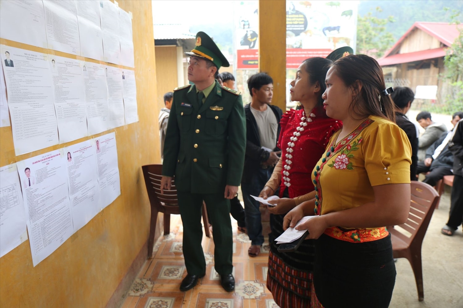 Tìm hiểu lí lịch các ứng cử viên - Ảnh: Thanh Hải