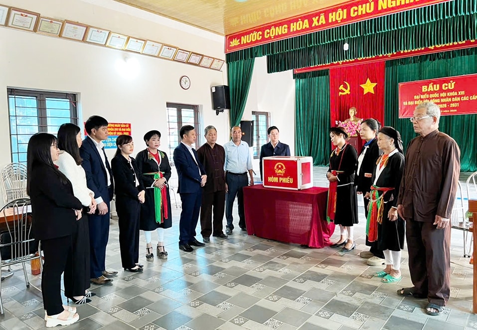 Kiểm tra công tác chuẩn bị bầu cử tại xóm Đồng Chốc, xã Nam Hòa, tỉnh Thái Nguyên.