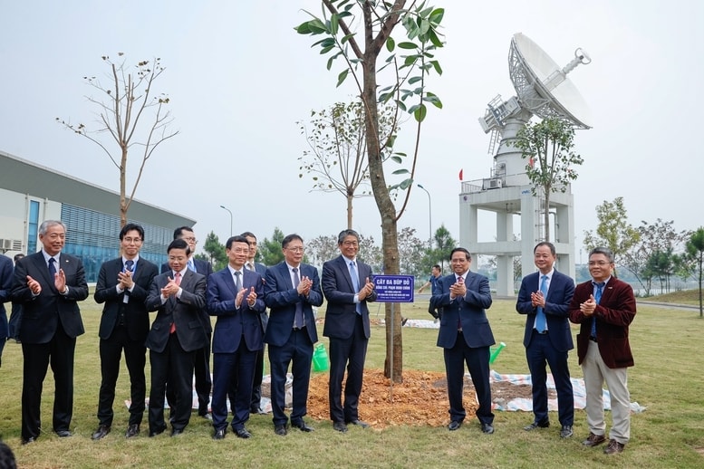 Thủ tướng và các đại biểu trồng cây lưu niệm - Ảnh: VGP/Nhật Bắc