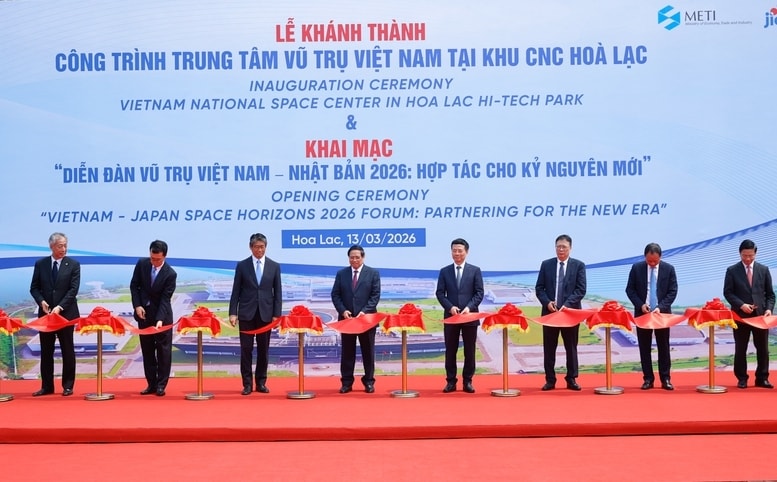 Thủ tướng Phạm Minh Chính và các đại biểu cắt băng khánh thành công trình Trung tâm Vũ trụ Việt Nam - Ảnh: VGP/Nhật Bắc