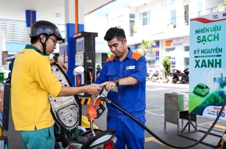 Nhiều mặt hàng xăng dầu trong nước vẫn điều chỉnh tăng theo xu hướng của thị trường thế giới (Ảnh IT)