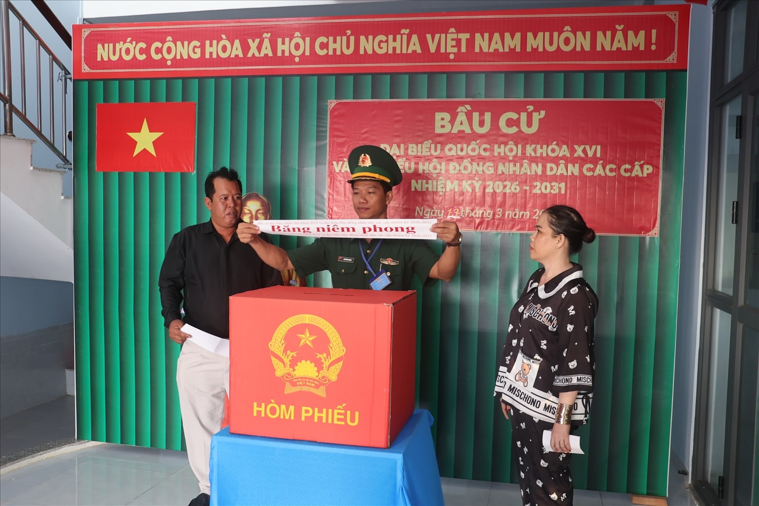 Kiểm tra và niêm phong hòm phiếu tại điểm bỏ phiếu của tổ bầu cử số 3 được đặt trang trọng tại trụ sở Đồn biên phòng Hòn Chuối