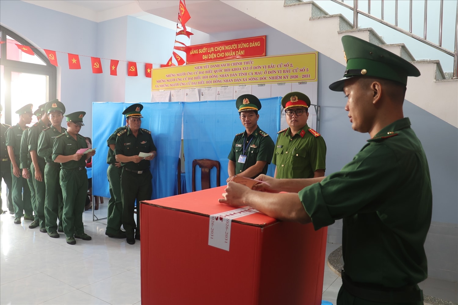 Cán bộ, chiến sĩ tại đảo Hòn Chuối bỏ phiếu bầu cử