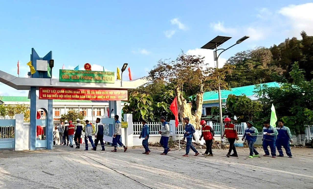 Cử tri tham gia đi bầu tại khu vực bỏ phiếu số 4 trên đảo Hòn Khoai, thuộc xã Đất Mũi, tỉnh Cà Mau