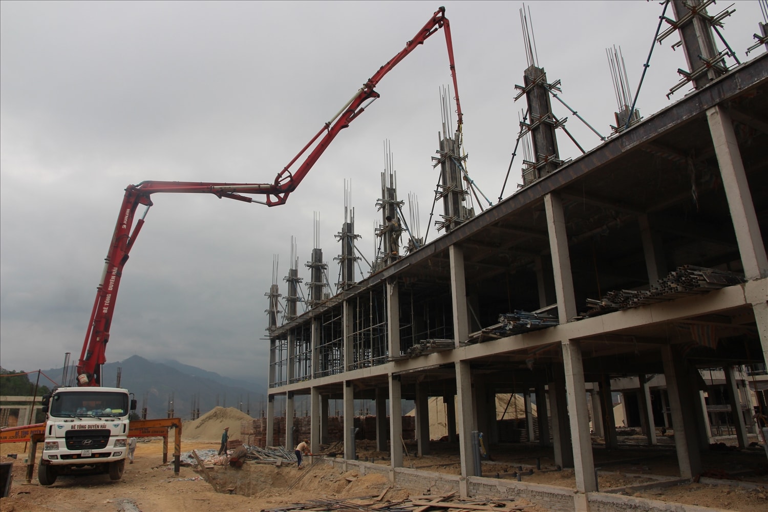 Các nhà thầu đã và đang huy động tối đa nhân lực, phương tiện thi công các công trình trường học biên giới  ở Lào Cai (Ảnh Trọng Bảo)