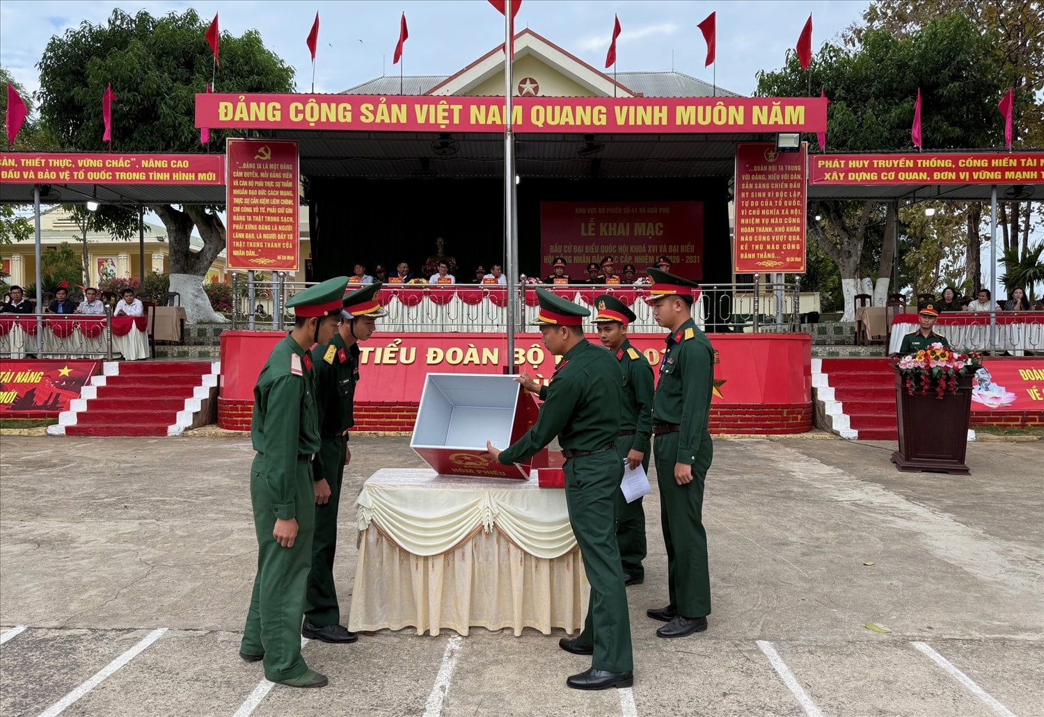Cán bộ, chiến sĩ kiểm tra hòm bỏ phiếu
