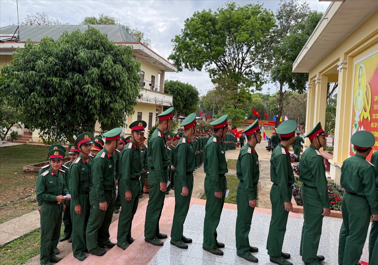 Chiến sĩ trẻ xếp hàng vào hội trường bầu cử