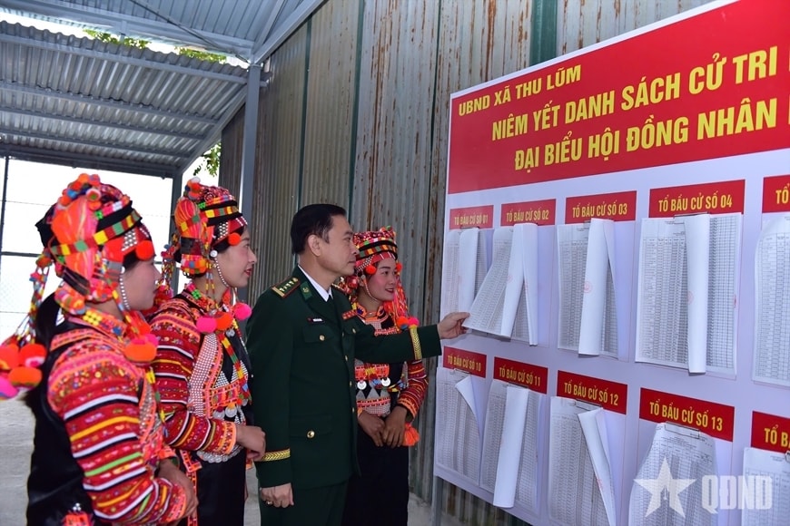 Lãnh đạo Ban Chỉ huy Bộ đội Biên phòng tỉnh Lai Châu kiểm tra công tác chuẩn bị cho ngày bầu cử tại xã biên giới Thu Lũm (Ảnh: QĐND).
