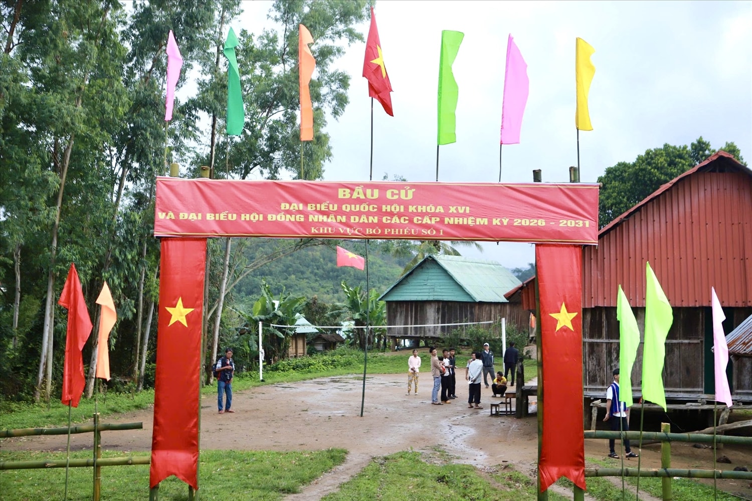 Khu vực bỏ phiếu thôn O2 được trang trí cờ hoa, băng rôn, khẩu hiệu chào mừng ngày hội lớn của toàn dân
