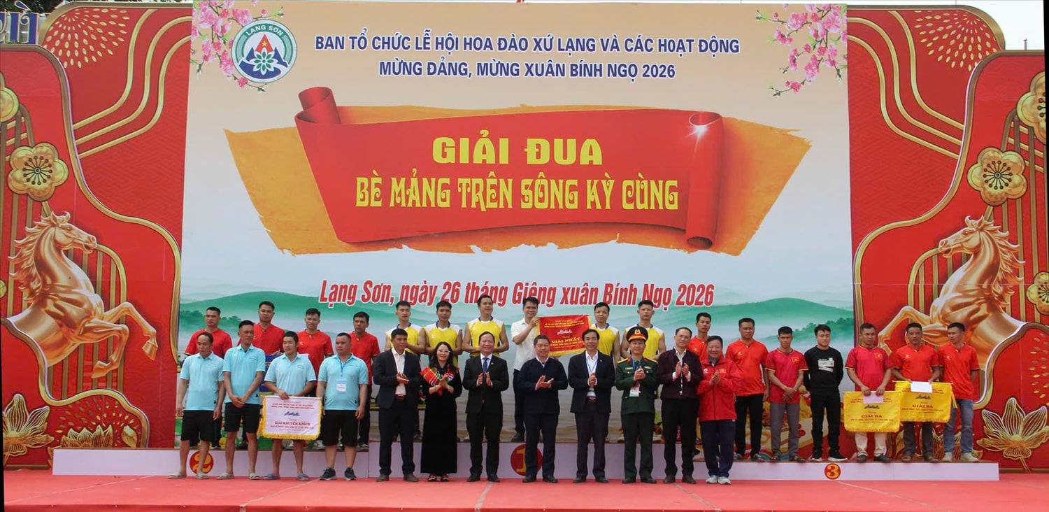 Ban Tổ chức trao giải cho các đội thi 