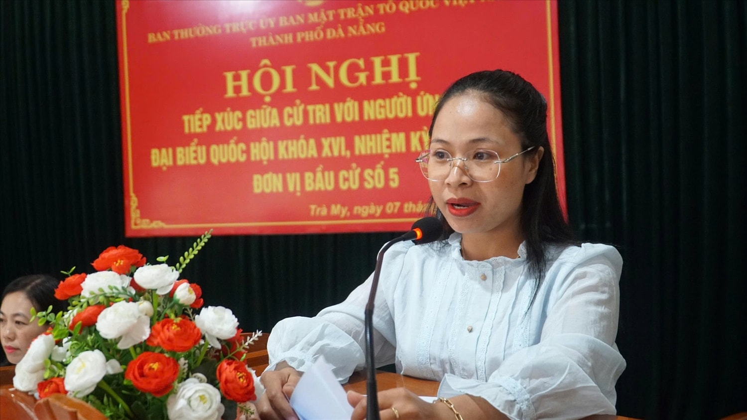 Cô giáo Đinh Thị Mia trình bày chương trình hành động trước cử tri. (Ảnh NT)