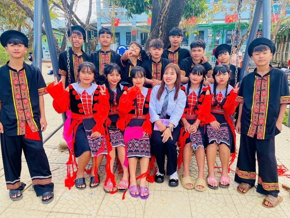 Cô giáo Hồ Thị Hiết cùng các học trò của mình. (Ảnh NVCC)